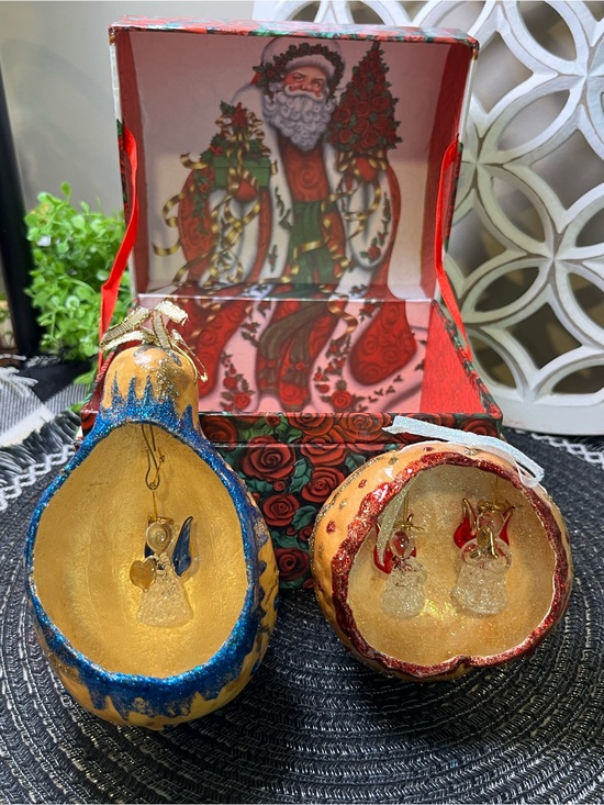 The Lindy Bowman Co. Other - The Lindy Bowman Festive Red Santa Wreath Box With Two Beautiful Gourd Ornaments